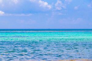 playa tropical mexicana agua turquesa clara playa del carmen mexico. foto