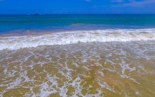 hermoso paisaje panorama olas fuertes playa bentota en sri lanka. foto