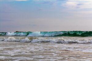 hermoso paisaje panorama olas fuertes playa bentota en sri lanka. foto