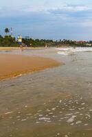 hermoso paisaje panorama olas fuertes playa bentota en sri lanka. foto