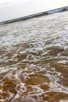 hermoso paisaje panorama olas fuertes playa bentota en sri lanka. foto