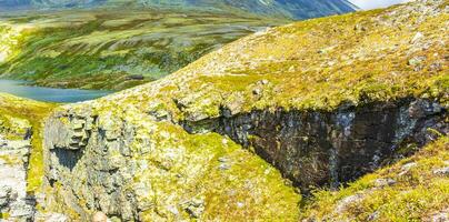 joven excursionista y paisaje montañoso panorama parque nacional de rondane noruega. foto