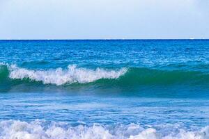 olas en la playa tropical mar caribe agua clara turquesa méxico. foto