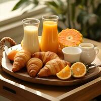 desayuno bandeja con croissants y naranja jugo foto