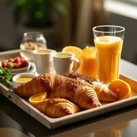 desayuno bandeja con croissants y naranja jugo foto