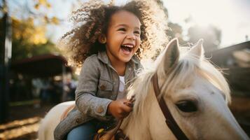 un niña montando un caballo de batalla mediante un bosque foto