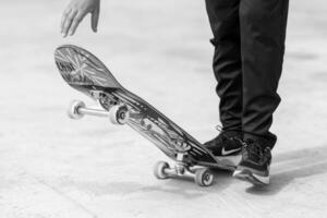 fotografía a tema skater montando patineta en Parque de patinaje foto