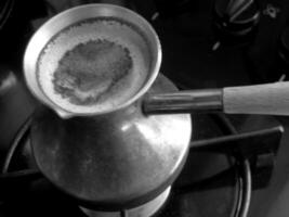 barista preparando una bebida caliente y sabrosa del turco de cobre foto