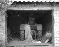 arado campo por tractor en negro suelo en abierto campo naturaleza foto