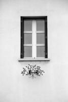 Hermosa ventana de marco de madera en edificio antiguo sin gente foto