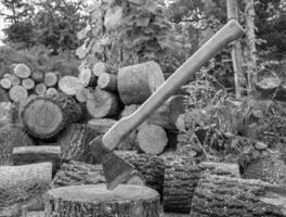 Fotografía sobre tema gran hacha de acero con mango de madera. foto