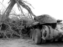 Tanque de vehículo del ejército militar en pistas con barril después de la guerra victoriosa foto