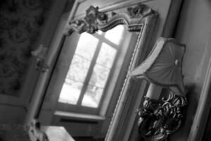 hermoso espejo con marco de madera en un edificio antiguo sin gente foto