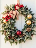 decorado puerta casa con Navidad guirnalda adornos utilizando ai generativo foto