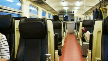 mère et sa fils en train de regarder film sur portable dans le train video