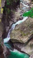 le passer les flux par une étroit partie de le passer gorge dans le passeier vallée, Sud Tyrol, Italie video