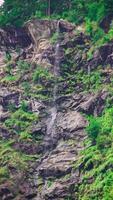 uma cascata dentro a passer desfiladeiro dentro a passeier vale, sul Tirol, Itália video