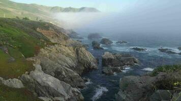 brumeux littoral de Carmel par le mer et gros sur - une robuste étendue de Californie central côte connu pour enroulement routes et bord de mer falaises video