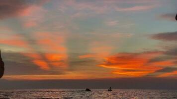 lucht zonsondergang landschap, achtergrond of zijn de warm tinten van een zonsopkomst of zonsondergang, glinsterende reflectie van de zon Aan de wolken, de lucht en wolken hebben de macht naar inspireren gevoelens van ontzag en zich afvragen video