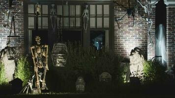 Dallas, texas, 2023 - criativo arrepiante dia das Bruxas exibição decorações casa jardim frente Jardim decoração dentro uma Vizinhança video