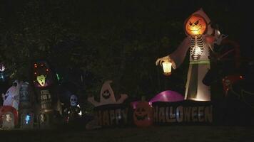 dallas, Texas, 2023 - creativo raccapricciante Halloween Schermo decorazioni casa giardino davanti cortile arredamento nel un' Quartiere video