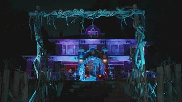 Dallas, texas, 2023 - criativo arrepiante dia das Bruxas exibição decorações casa jardim frente Jardim decoração dentro uma Vizinhança video