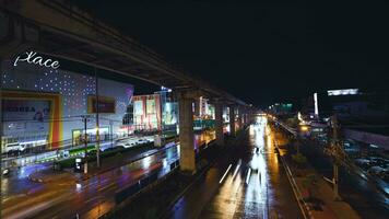 lasso di tempo di strada traffico o pubblico trasporto, corsa ora con movimento di macchine, e passaggio cielo treno a notte nel bangkok, un' attività commerciale quartiere nel Tailandia. video