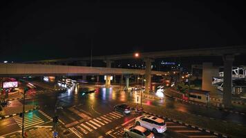laps de temps de route circulation ou Publique transport, se ruer heure avec mouvement de voitures, et qui passe ciel train à nuit dans Bangkok, une affaires district dans Thaïlande. video