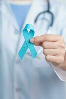 azul noviembre próstata cáncer conciencia mes, médico con azul cinta en hospital para apoyo personas vida y enfermedad. cuidado de la salud, internacional hombres, padre, diabetes y mundo cáncer día foto