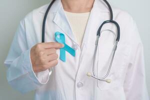 azul noviembre próstata cáncer conciencia mes, médico con azul cinta en hospital para apoyo personas vida y enfermedad. cuidado de la salud, internacional hombres, padre, diabetes y mundo cáncer día foto