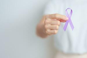 mujer participación púrpura cinta para estómago, violencia, pancreático, esofágico, testicular cáncer, alzheimer, epilepsia, lupus, sarcoidosis y fibromialgia conciencia mes y mundo cáncer día concepto foto