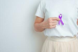 mujer teniendo abdomen páncreas y cofre dolor con púrpura cinta. pancreático cáncer noviembre conciencia mes, pancreatitis, digestivo sistema, mundo cáncer día y salud concepto foto