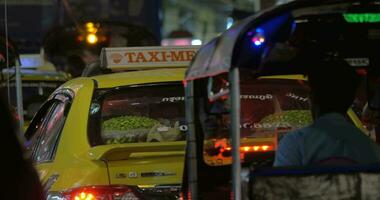 tuk tuk och bil taxi på de väg av natt Bangkok, thailand video