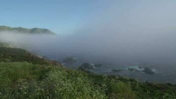 enevoado litoral do carmel de a mar e grande sur - uma áspero esticam do Califórnia central costa conhecido para enrolamento estradas e beira-mar falésias video