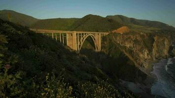 bixby torrente arco ponte a Carmelo di il mare e grande sur California centrale costa conosciuto per avvolgimento strade, mare scogliere e visualizzazioni di il spesso nebbioso costa video