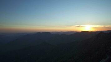 Sonnenuntergang Aussicht von das Western Kante von das Mammutbaum National Park und san Joaquin Senke von Käfer Felsen video