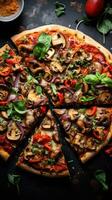 vegano Pizza. caseoso, crujiente, y cargado de vegetales foto