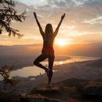 mujer extensión con amanecer en el antecedentes foto