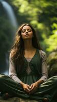 mujer meditando con ojos cerrado en naturaleza foto