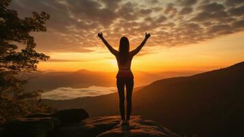 mujer extensión con amanecer en el antecedentes foto