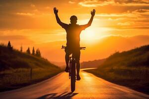 un hombre montando un bicicleta en un la carretera a puesta de sol foto