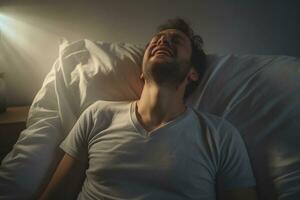 un hombre felizmente despierta arriba en blanco dormitorio foto