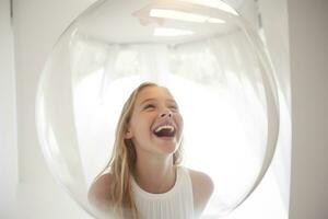 sonriente niña con el espejo en el dormitorio blanco foto