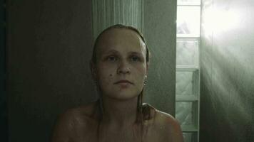 kvinna tar en dusch varelse betonade video