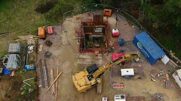 Ingenieurwesen funktioniert Seite? ˅ von unter Tage Pipelines Tunnel Armaturen beim Dorf von Tonbridge, England großartig Großbritannien Vereinigtes Königreich. Drohnen Kamera Aufnahmen war gefangen auf feb 18., 2023 video