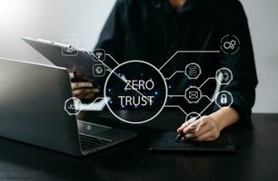 cero confiar seguridad concepto persona utilizando computadora y tableta con cero confiar icono en virtual pantalla de datos negocios.en oficina foto