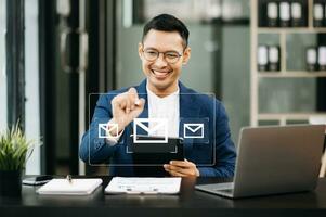 hombre manos utilizando computadora portátil, tableta mecanografía en teclado y surf el Internet con correo electrónico icono, correo electrónico márketing concepto, enviar correo electrónico o Boletin informativo, en línea trabajando Internet red tecnología. foto