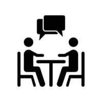 personas sentado alrededor a el mesa hablando icono. hombres que se discute y tiene comunicación. conferencia trabajo en equipo y camaradería. sólido, silueta vector ilustración. diseño en blanco antecedentes. eps10