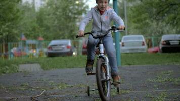 enfant ayant actif Extérieur loisir avec équitation une bicyclette video
