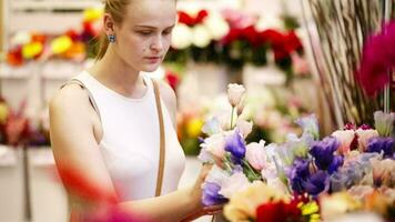 lindo jovem senhora comprando fresco flores video